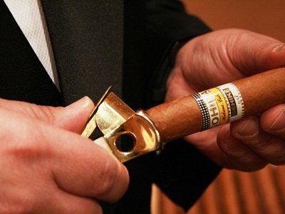 Bạn đã biết cách hút xì gà đúng cách chưa?