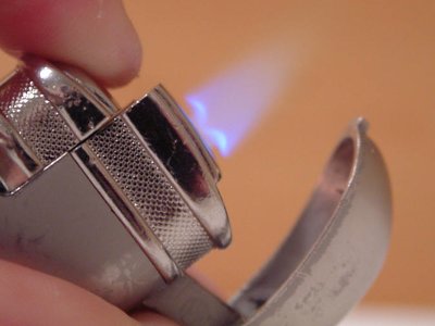 Làm thế nào để đốt một điếu xì gà với một cái bật lửa
