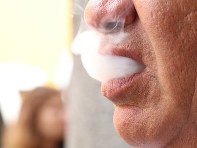 Cách hút xì gà đảo khói trong miệng