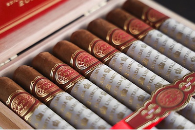 Phiên bản giới hạn El Rey Del Mundo do JRE Tobacco Co.