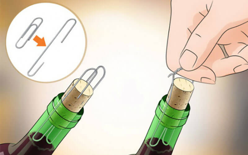 Dùng dây kim loại để kéo nút chai